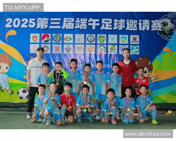 足球明星与儿时好友重聚握手瞬间感动无数球迷的温暖故事